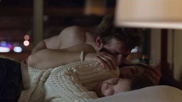 Заставил девчонку сосать член в туалете ночного клуба