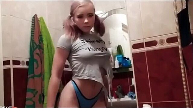 трах в горло в ванной.