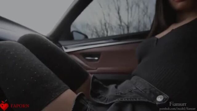 блогер в машине отьебал и дал в рот потоскухе