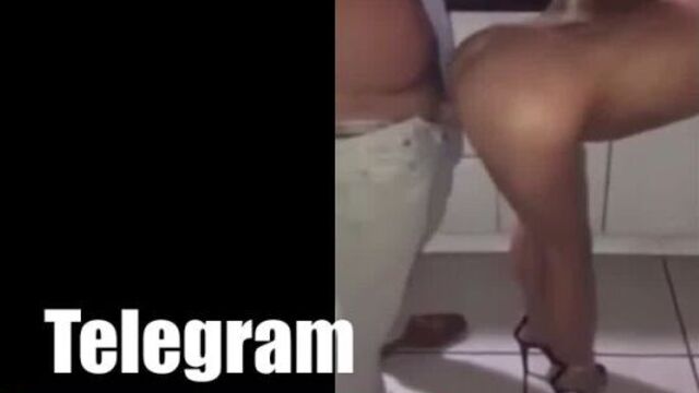 Изменила в туалете с двумя парнями и получила на рот ( Сперма , Домашнее Групповое Порно , Секс , Измена Жены , Сквирт )