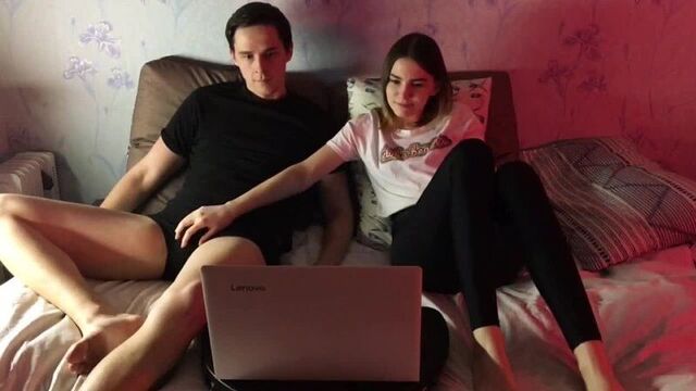 Надоело смотреть скучный фильм - сама полезла в трусы парню [порно, секс, трахает, русское, инцест, мамка, домашнее]