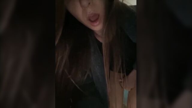 Девушка трахает себя игрушкой в подъезде 18+