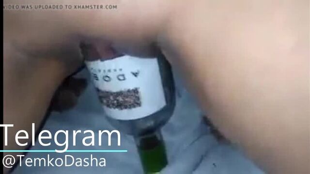 Садится на бутылку полностью [любительское, домашнее, русское, домашка, порно, анал, шлюха, ебёт, русская]