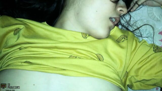 Просыпается с хорошим трахом для моей возбужденной сводной сестры в видео от первого лица - порно на испанском