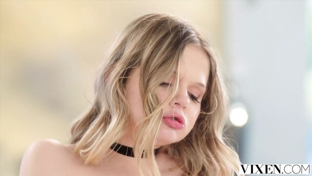 VIXEN миниатюрная симпатичная молодая стажерка Coco соблазняет своего пожилого босса