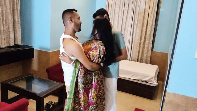 Жесткий трах великолепной домохозяйки двумя шуринами