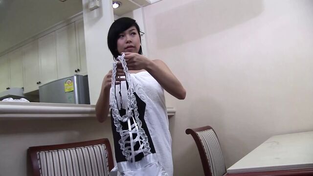 Китайская горничная просто хочет трахаться