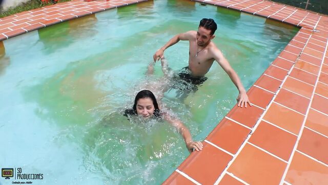 Трахаю мою сводную сестру в кабинке на улице - испанское порно