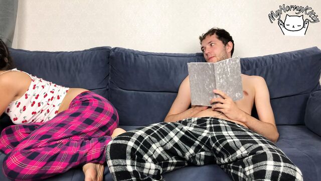 Сводный брат тайно дрочит рядом со сводной сестрой, но она застукала его! они кончают одновременно