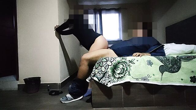 Неверную жену-шлюшку грубо трахнул ее сосед