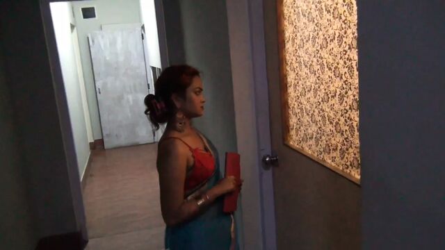 Студентка пошла встретиться с друзьями и устроила сессию в тройничке