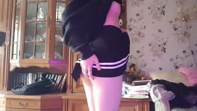 в мини юбке показывает свое тело