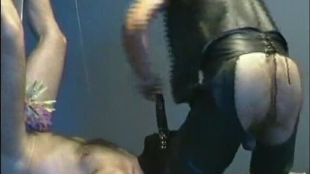 #ГейХран Хозяин садится задницей рабу на ебло с дилдаком. гей порно БДСМ унижение куколд импотент актив пассив дилдо фаллос хуй