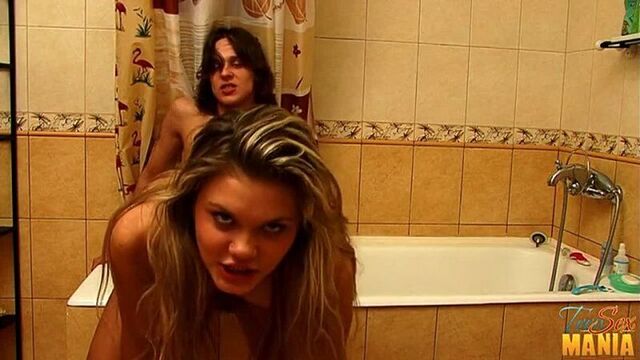 Утренний секс молодой парочки в ванной