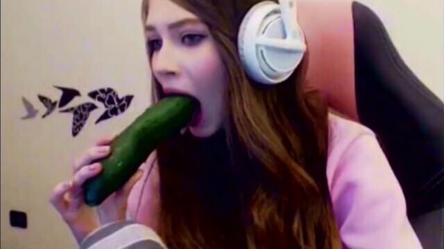 СТРИМЕРША КАРИНА СОСЕТ ЧЛЕН 18+