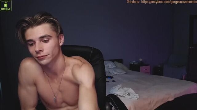 Симпотяга дрочит свой член