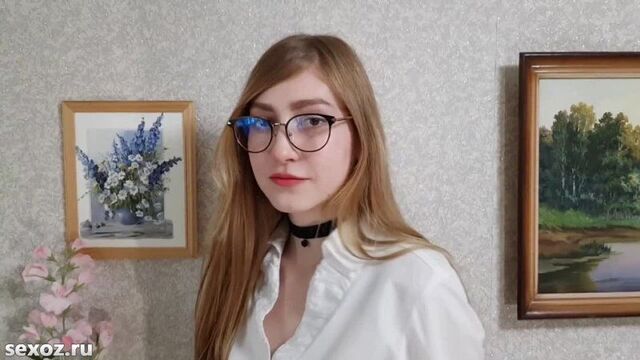 Студентка колледжа и Футфетиш на русском!