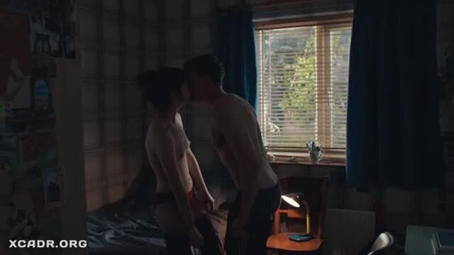 Дэйзи Эдгар-Джонс(Daisy Edgar-Jones) голая грудь секс в сериале Нормальные люди(Ирландия,2020)