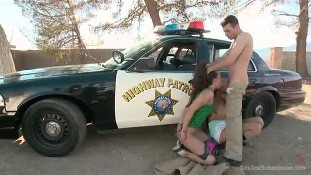 Полицейский выебал двух заблудившихся сучек на хардкор порно кастинге