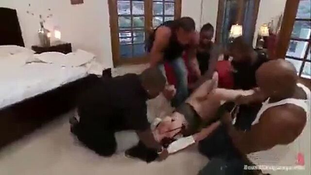 толпой изнасиловали девушку