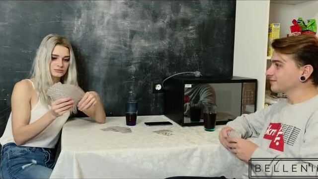 Девушка проиграла себя в карты и расплатилась