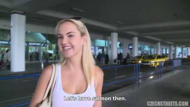 Парень снял девушку в аэропорту и оттрахал дважды