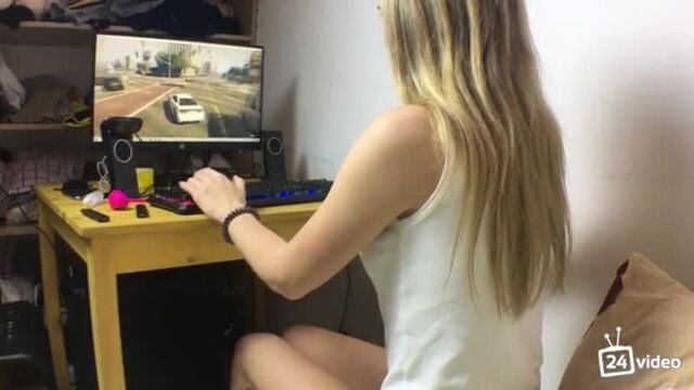 Поиграла за компьютером, пососала и потрахалась [brazzers, порно, секс, lesbian, минет, анал, public]