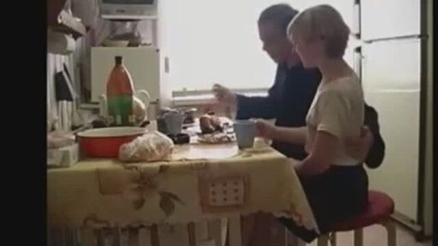 Отчим пристаёт на кухне пока мамки нет [HD 1080 porno , #Секс видео #Порно зрелых #Молодые ]