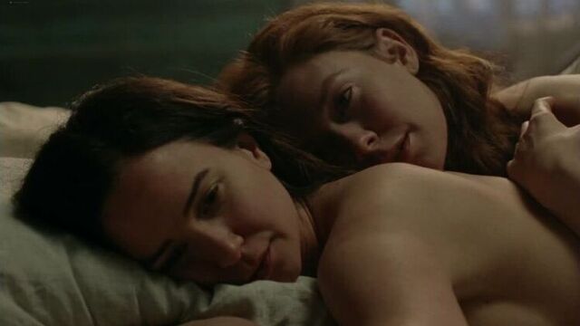 Кэтрин Уотерстон (Katherine Waterston) и Ванесса Кирби (Vanessa Kirby) голые в фильме «Мир грядущий» (2020)