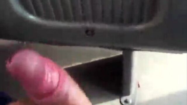 Дрочит в автобусе, незнакомый пассажир помог