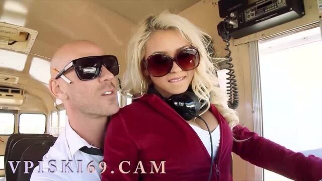 Джонни Синс катает новую подругу в автобусе, а после и трахает порно, трахает, русское, инцест, домашнее, порн