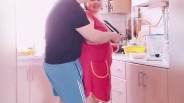 Умеет уговорить жену)