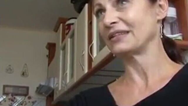 Порно...Связанная зрелая мать продает киску молодому зятю