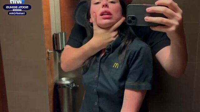 Трахнул работницу McDonalds из-за пролитой фанты [порно, секс, трахает, русское, инцест, сестра, домашнее]