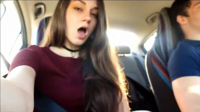 Красивая девочка сосет водителю, пока он ведет машину