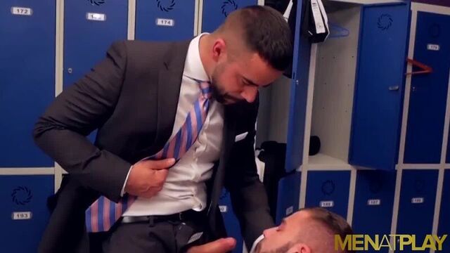 gay.cc - Два спортсмена жестко долбятся в раздевалке тренажерного зала