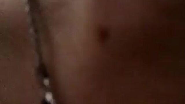 Сосет у парня, пока его девушка не видит