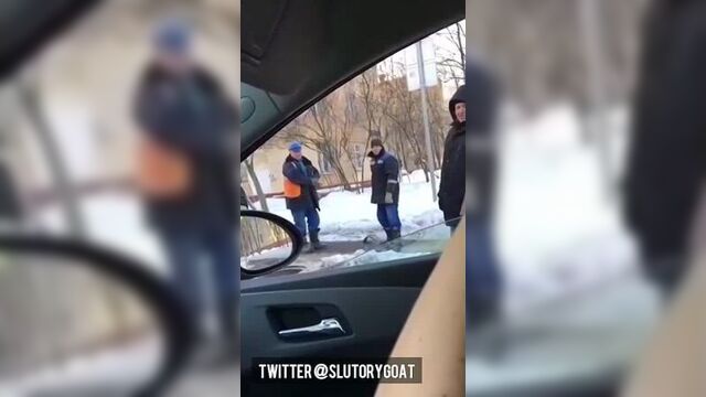 Девка катается по городу и показывает сиськи прохожим и водителям. Даже полицейские заценили ее сиськи! #русское #домашнее