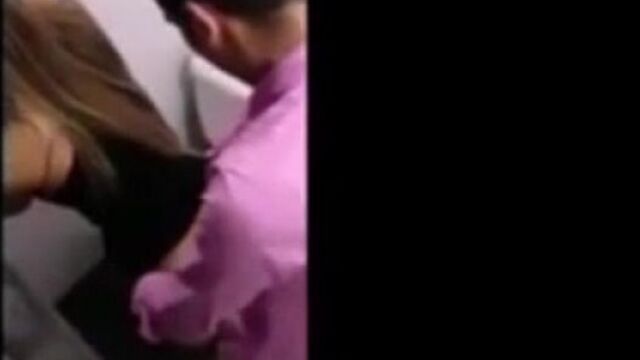 Трахает одноклассницу в туалете, малолетки занимаются сексом, студенты, сиськи, грудь, минет, попа, жопа, hot +18