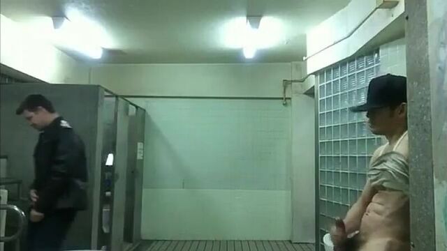 Дрочит в открытую в туалете при мужике