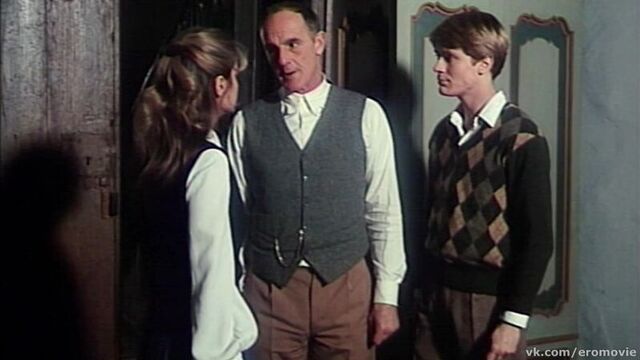 Отец насилует Сильвию Дионисио на глаза у сына