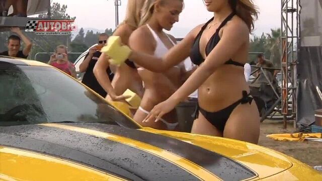 голые девушки моют машину