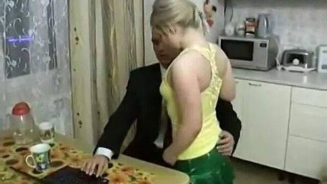 Трахнул свою жену карлицу