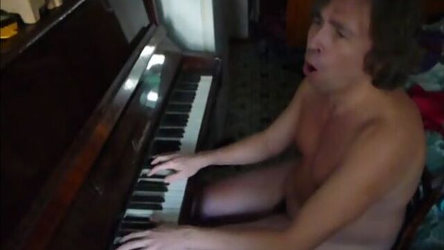 Фомин голый танцует и поёт басом
