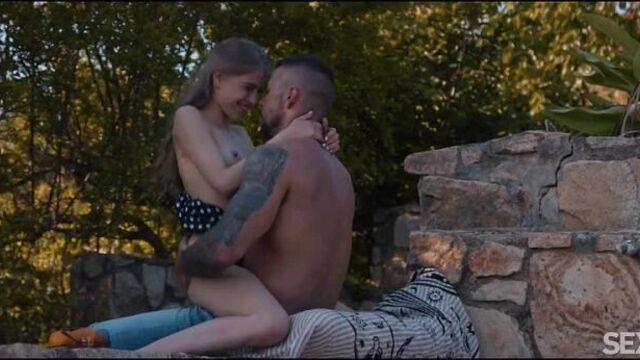 Уеденились на улице и занимаются сексом