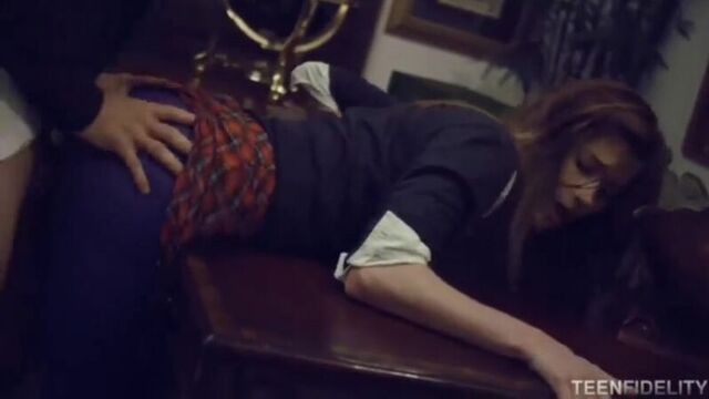 Поимел милашку не снимая одежды