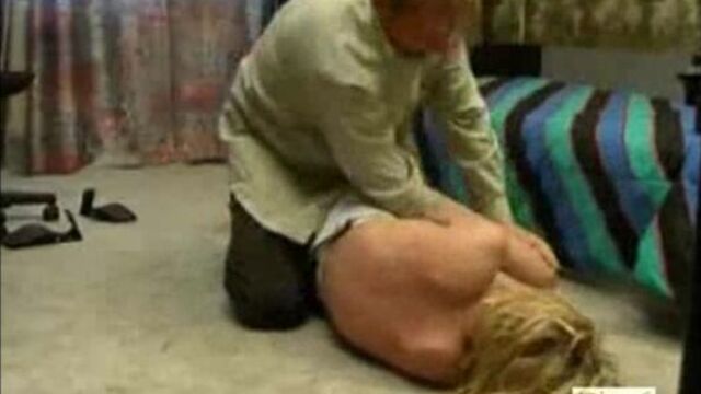 Учитель насильно трахнул школьницу дома