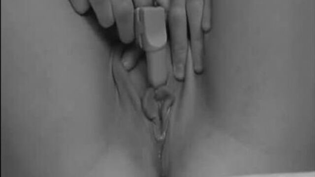 Кончает от вибратора аж пульсирует влагалище