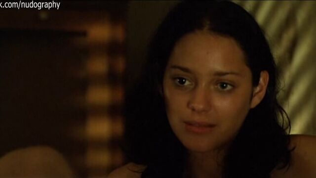 Голая Марион Котийяр (Marion Cotillard) в фильме "Неистовые" (1999, Furia, Александр Ажа)