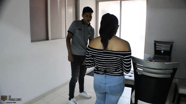 Возбужденную брюнетку трахает большой член - порно на испанском